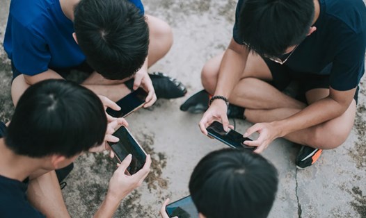 Theo các đề xuất mới của cơ quan quản lý không gian mạng Trung Quốc, sẽ hạn chế thời gian sử dụng điện thoại đối với người dưới 18 tuổi nhằm đảm bảo sức khoẻ và thị lực. Ảnh: Getty Images