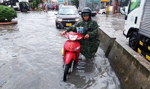 Đường Tô Ngọc Vân (Thành phố Thủ Đức) thường xuyên ngập mỗi khi mưa.   Ảnh: Minh Quân