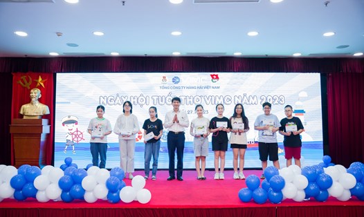 Lãnh đạo Công đoàn Tổng Công ty Hàng hải Việt Nam trao quà cho con đoàn viên học giỏi. Ảnh: Nguyễn Phương