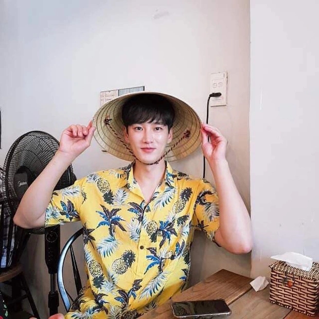 Nam diễn viên đội nón lá, đi thăm các điểm du lịch nổi tiếng ở Đà Nẵng, phố cổ Hội An.