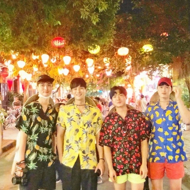 Ahn Bo Hyun cùng bạn bè tham quan phố cổ Hội An vào buổi tối.