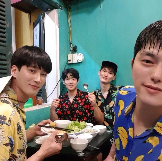 Thưởng thức đặc sản nơi đây.