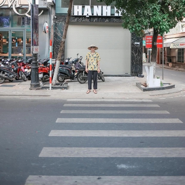 Ahn Bo Hyun thoải mái đi lại trên đường mà không sợ bị nhận ra hay quấy rầy.