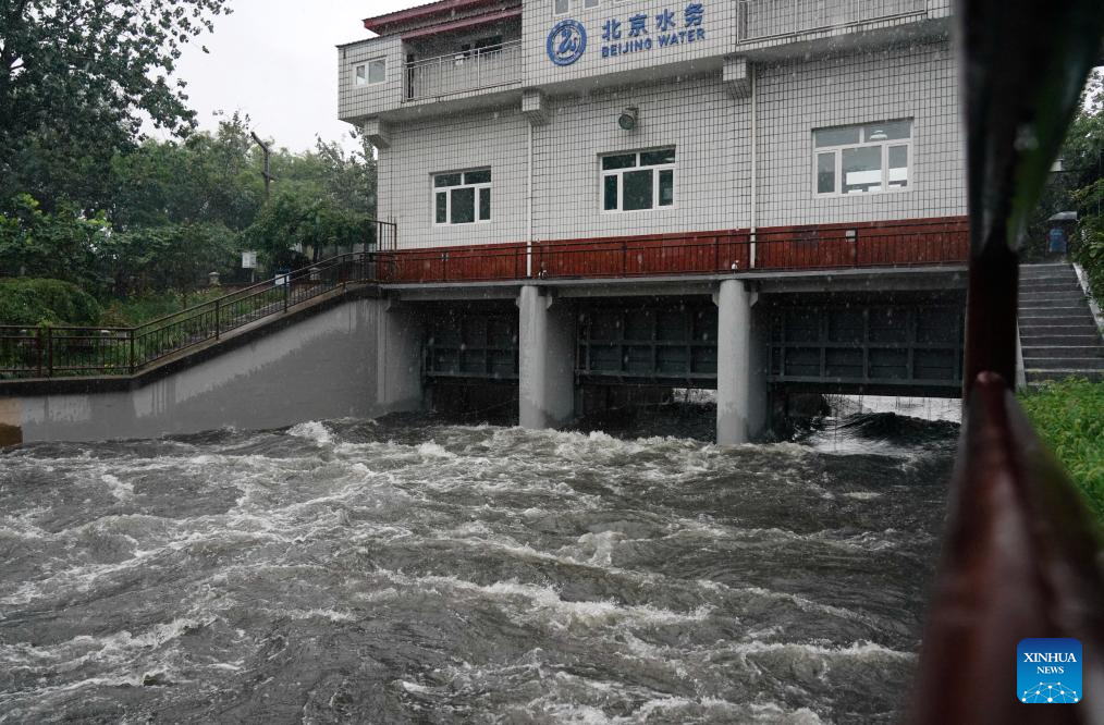Nước mưa chảy qua một cửa xả lũ trên sông Liangshui ở Bắc Kinh, Trung Quốc, ngày 30.7.2023. Ảnh: Xinhua
