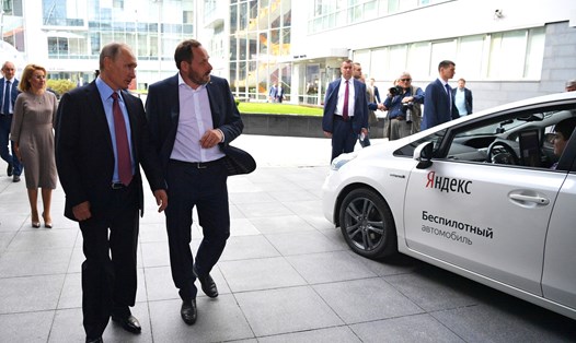Tổng thống Nga Putin xem một mẫu xe ô tô trong chuyến thăm văn phòng Yandex Mátxcơva. Ảnh: Điện Kremlin 
