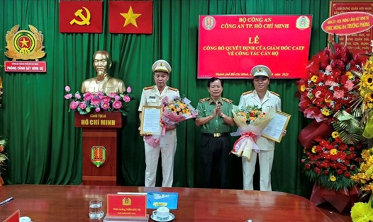 Công an TPHCM công bố, trao quyết định bổ nhiệm trung tá Nguyễn Thành Hưng (bên trái) làm Trưởng phòng Cảnh sát Hình sự Công an TPHCM. Ảnh: Chí Thạch 