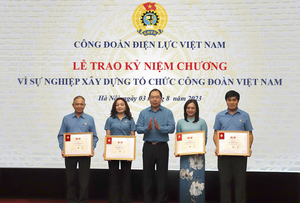 Chủ tịch Công đoàn Điện lực Việt Nam Đỗ Đức Hùng (thứ 3 từ phải sang) trao Kỷ niệm chương “Vì sự nghiệp xây dựng tổ chức công đoàn” cho 4 cá nhân của EVN. Ảnh: Huyền Thành  