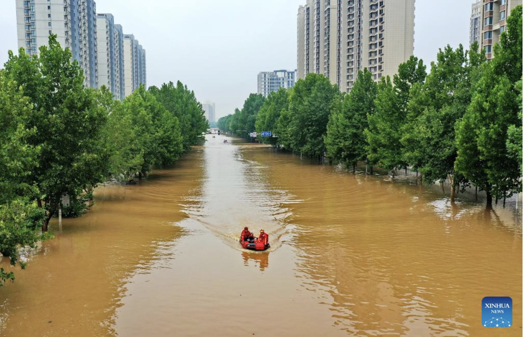 Lực lượng cứu hộ Trung Quốc đang sơ tán những người bị mắc kẹt trong lũ lụt ở Trác Châu, tỉnh Hà Bắc trong bối cảnh mưa bão. Ảnh: Xinhua