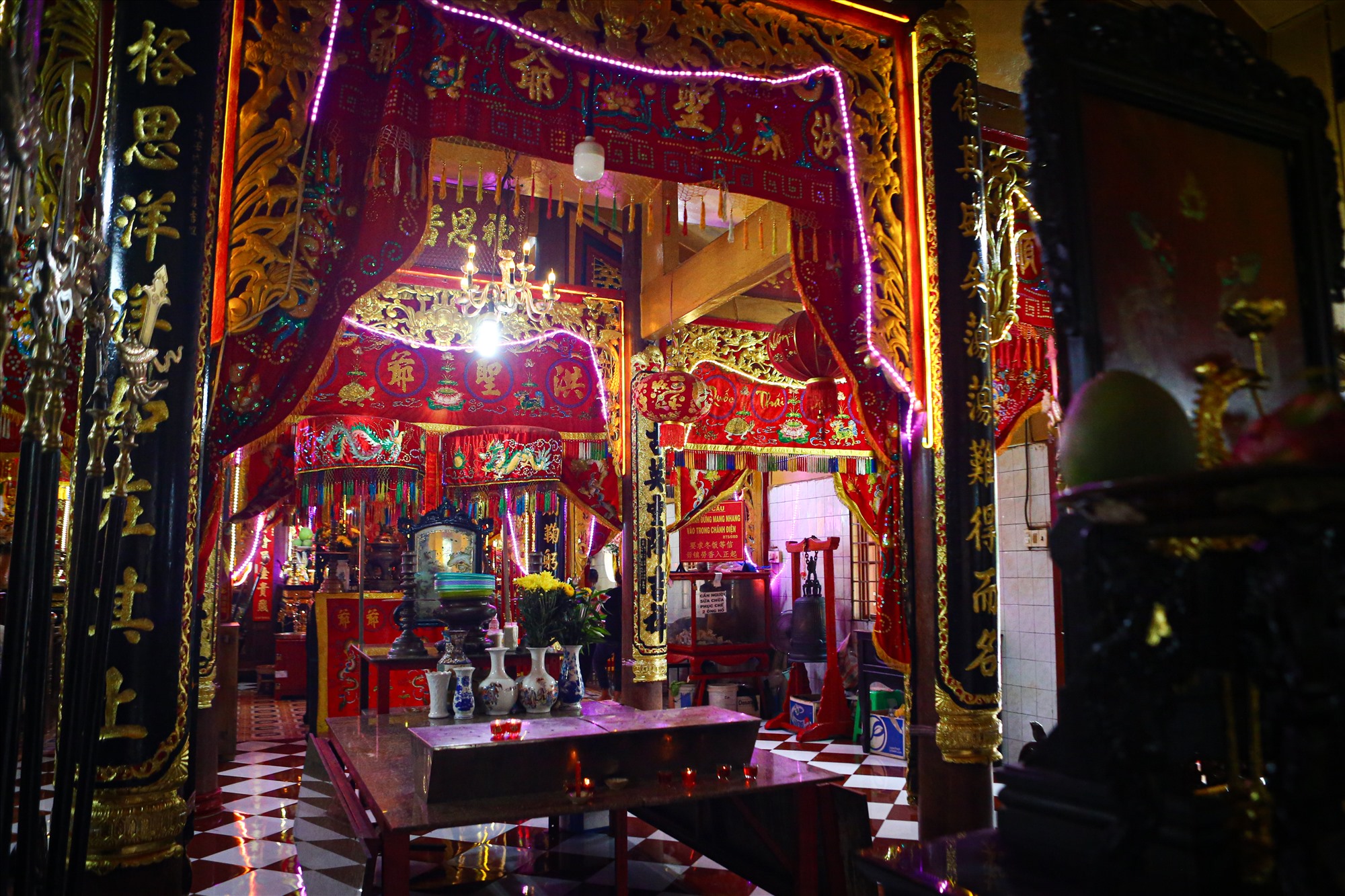 Chánh điện đình Bình Đông dù được xây lại, vẫn giữ nét kiến trúc truyền thống với các gian thờ, hoành phi, câu đối… sơn son thếp vàng.