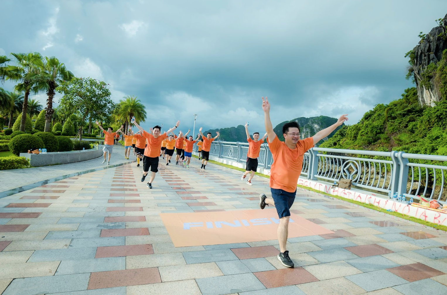 Các runner tại LPBank Quảng Ninh cũng có buổi sáng đầy khí thế trong lễ phát động giải chạy LPBank Run 2023 trên những cung đường bao biển.