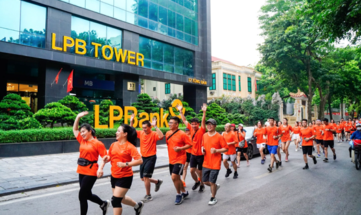 Gần 2.000 CBNV LPBank tham gia lễ phát động giải chạy trực tuyến LPBank Run 2023 và ra mắt CLB LPRun. Ảnh: LPB