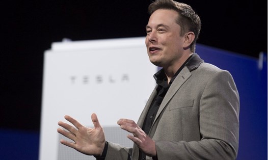 Elon Musk sẽ trao đổi với Tim Cook về phí Apple Store. Ảnh: Xinhua