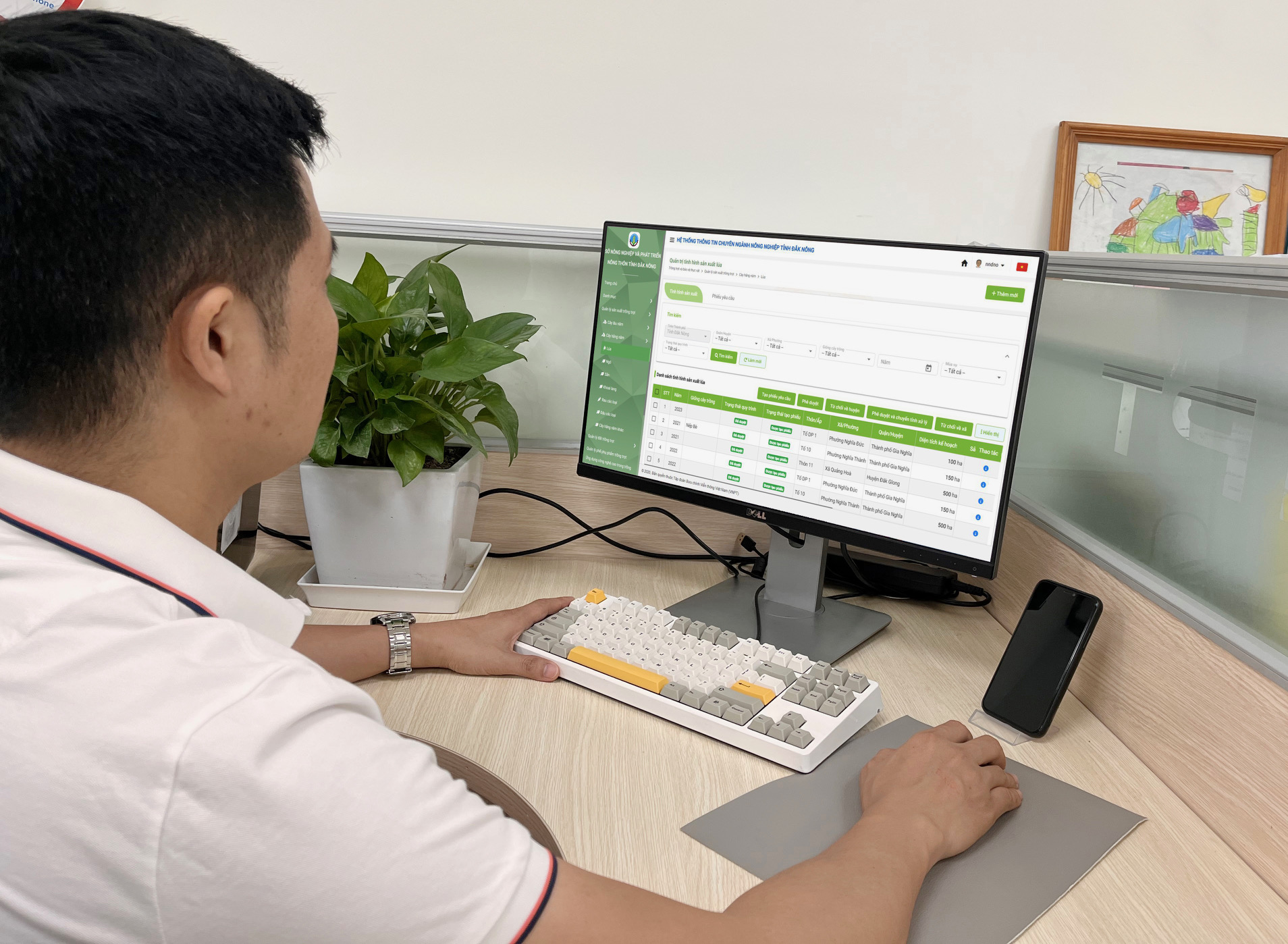 Việc xây dựng một hệ thống thông tin chuyên ngành cho lĩnh vực nông nghiệp được xem là tối quan trọng. Ảnh: Cao Hưng