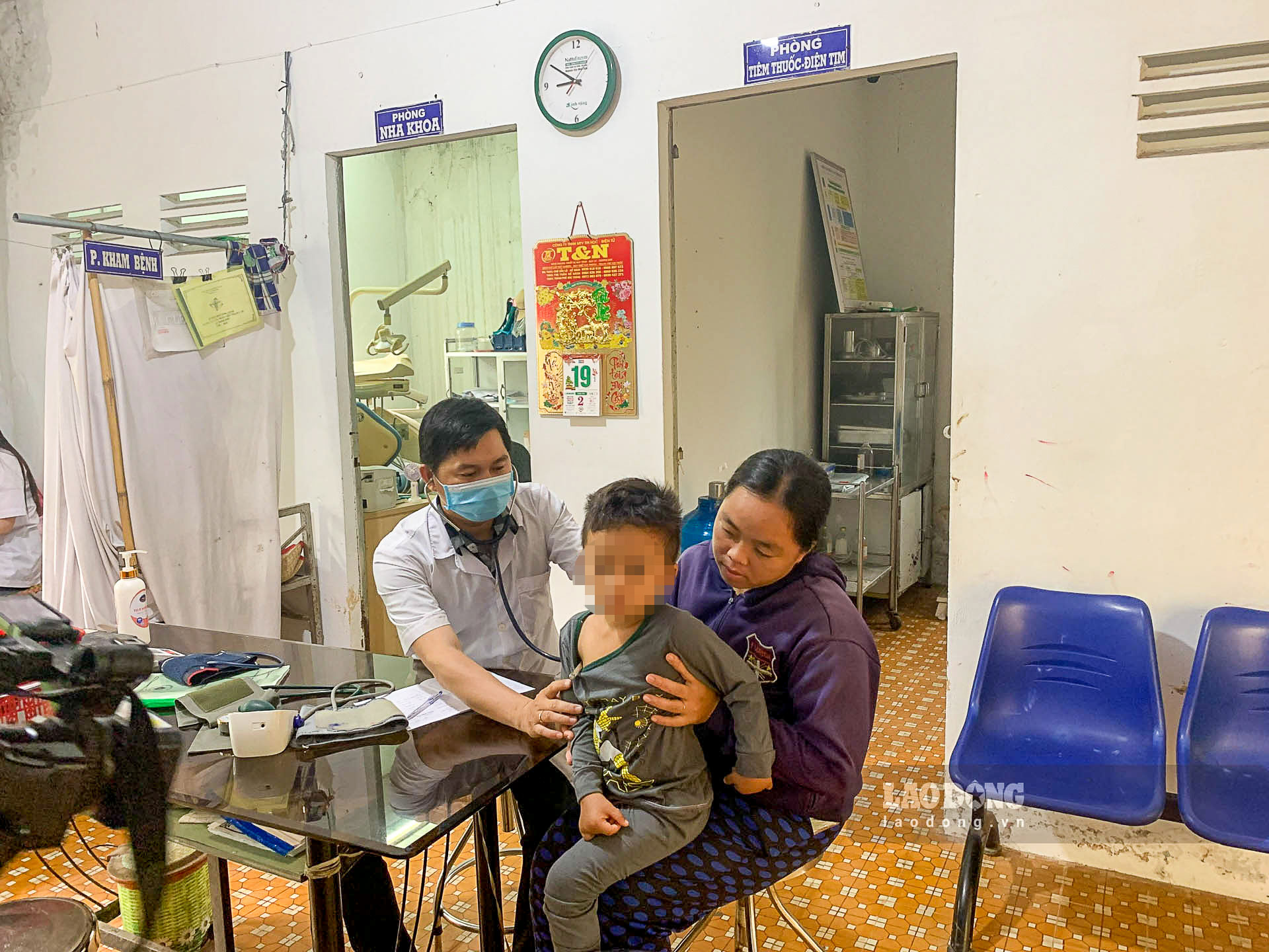 Mọi công tác khám chữa bệnh tại Trạm Y tế xã Trinh Phú đều thực hiện tại phòng trực. Ảnh: Phương Anh