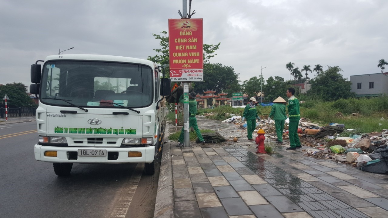 Quận Ngô Quyền chỉ đạo xử lý đống rác tự phát trên đường Đông Khê 2 sau phản ánh của Báo Lao Động.