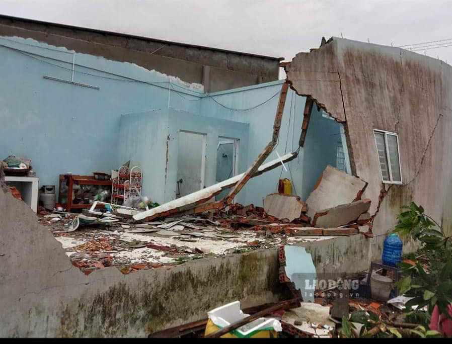 Hàng trăm căn nhà bị sập, tốc mái vì ảnh hưởng mưa bão. Ảnh: Công an Kiên Giang