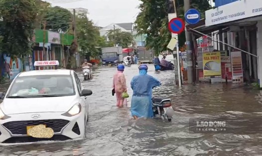 Các tuyến đường ở TP Rạch Giá bị ngập sâu do ảnh hưởng hoàn lưu bão số 2 gây mưa lớn kéo dài. Ảnh: Nguyên Anh