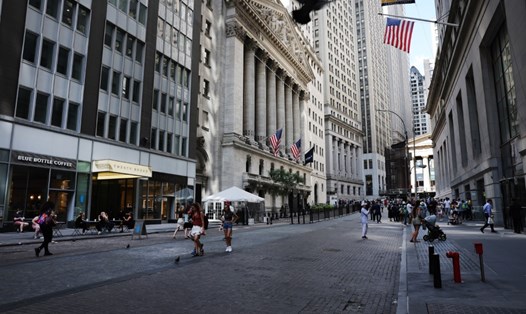 Bên ngoài Sở Giao dịch chứng khoán New York (NYSE) tại Thành phố New York, Mỹ. Ảnh: AFP