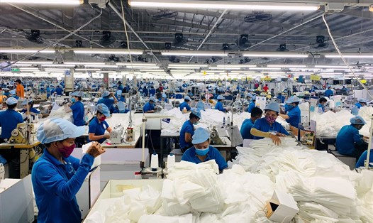 Nhiều doanh nghiệp lớn trong lĩnh vực may mặc tại Quảng Nam đã cắt giảm đến 30% lao động do gặp khó khăn về nguồn nguyên liệu và đầu ra sản phẩm. Ảnh: Hoàng Bin