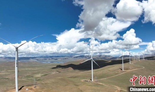 Turbine mới tại trang trại gió siêu cao ở Tây Tạng của Tập đoàn Tam Hiệp Trung Quốc. Ảnh: Chinanews