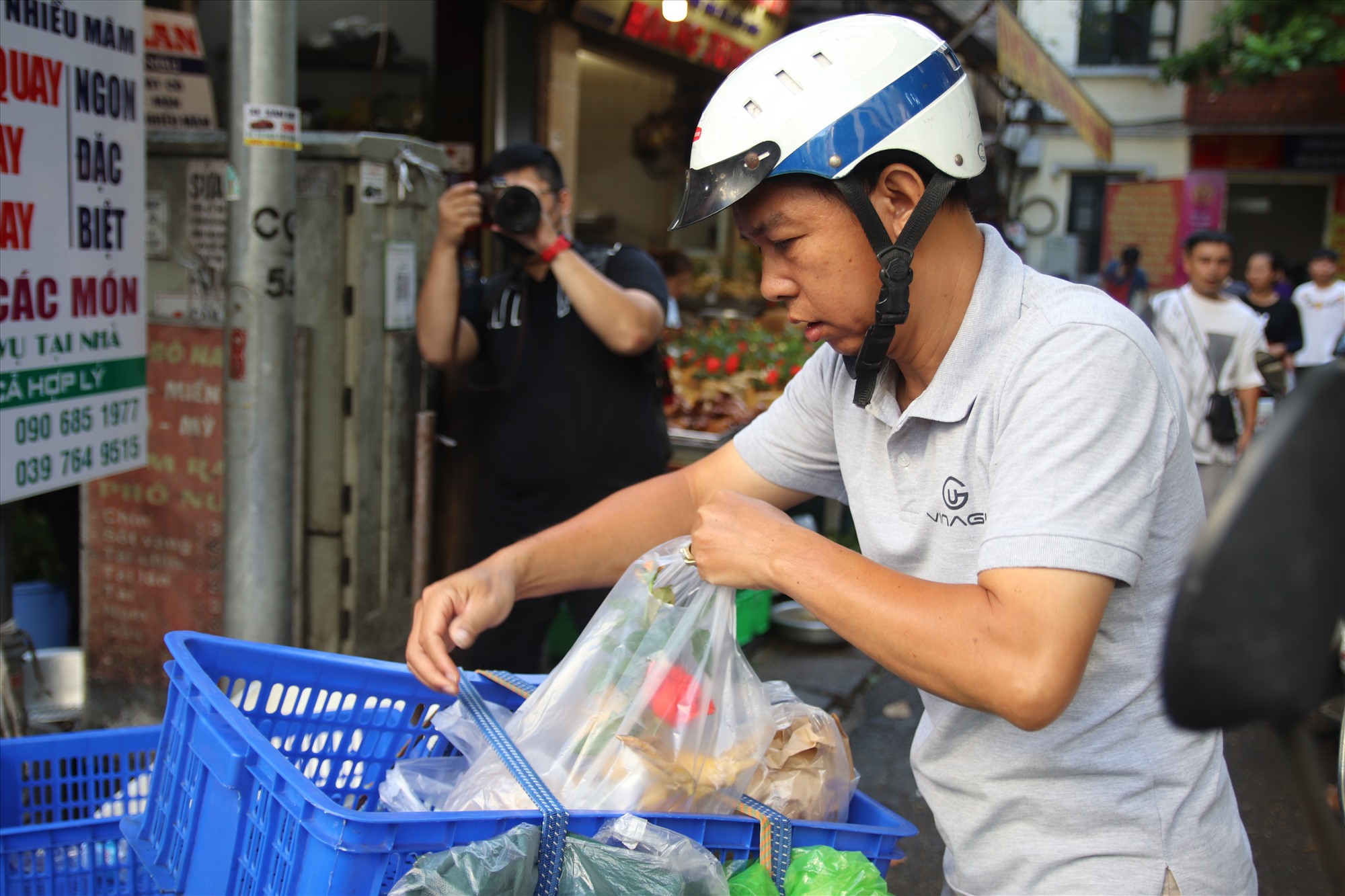 Anh Nguyễn Văn Hưng (Đống Đa, Hà Nội) bắt đầu nhận ship đồ cúng lễ từ 5h sáng, sau hai tiếng anh đã giao được 6-7 đơn hàng, chủ yếu là gà ngậm cành hồng, chim quay và xôi...