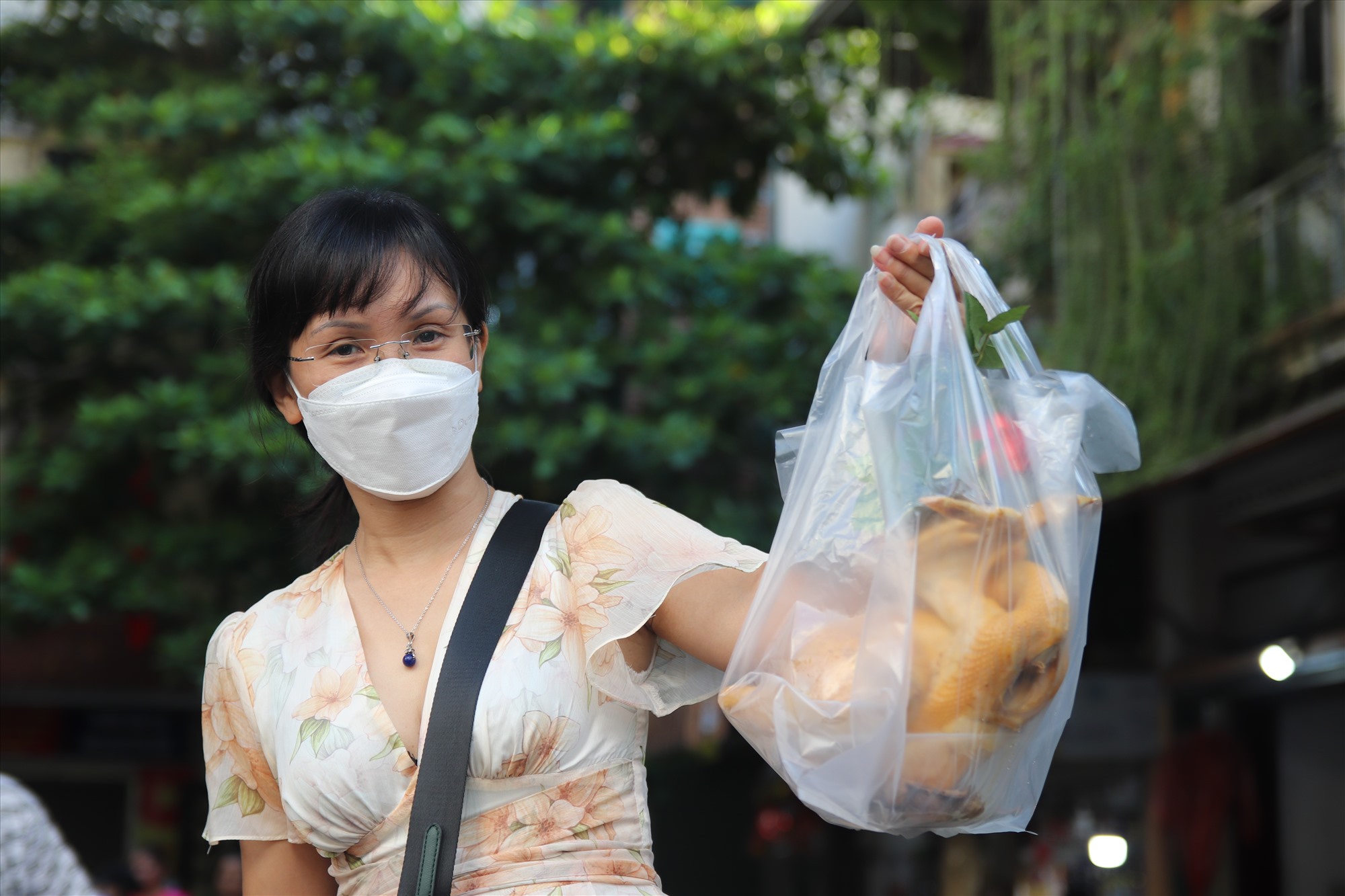 Tới chợ hàng Bè từ sớm để mua đồ cúng cho công ty, chị Phùng Minh Thu (Tây Hồ, Hà Nội) cho biết: “Tôi mua gà, xôi và một chút hoa gói. Giá các mặt hàng trong dịp lễ Vu Lan không có nhiều thay đổi, hàng sẵn nên tôi mua rất nhanh, không cần chờ đợi hay đặt hàng từ trước“.