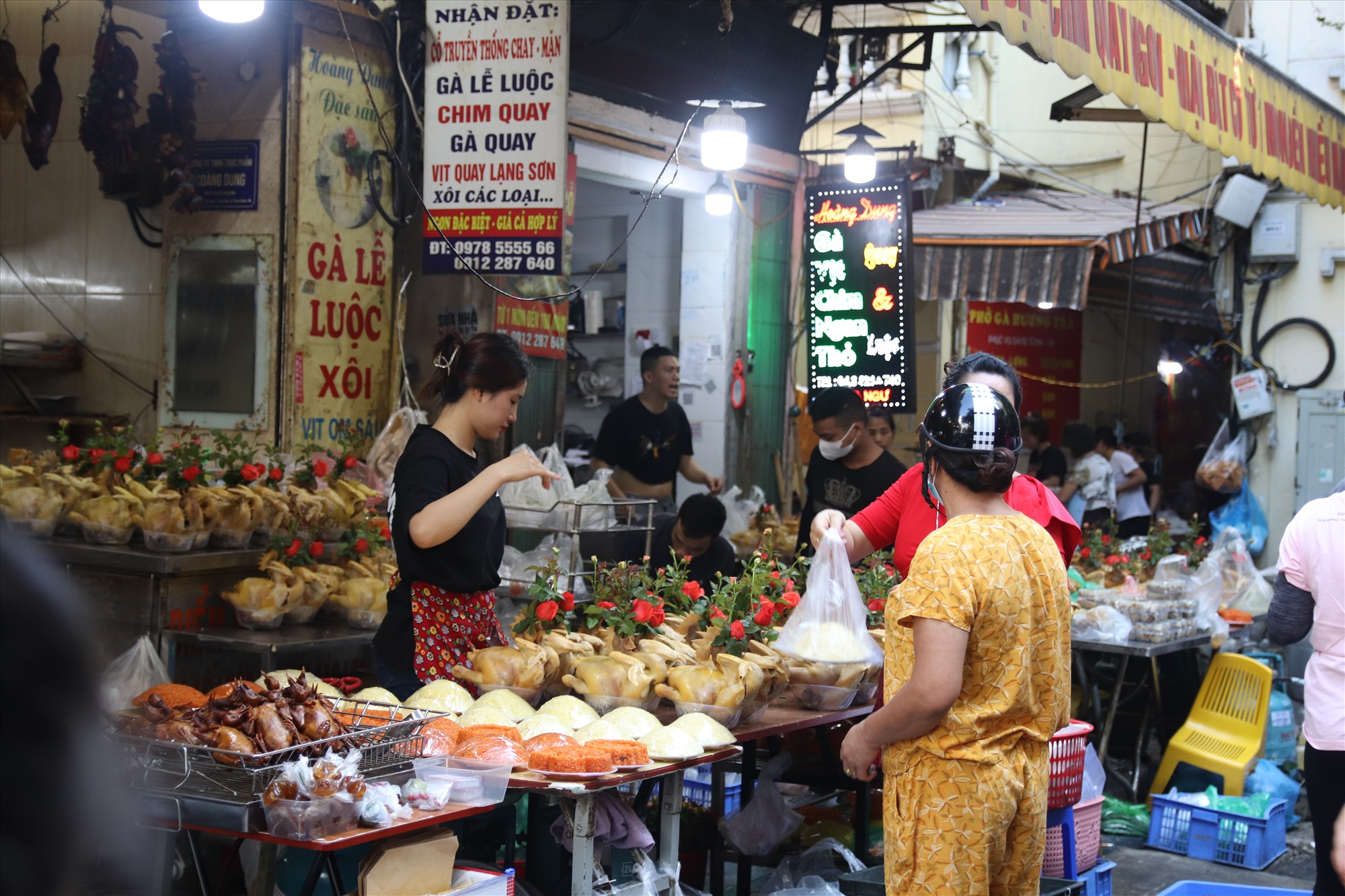 Một nhân viên cửa hàng trên chợ hàng Bè cho biết, để đáp ứng nhu cầu khách mua trong ngày lễ Vu Lan, cửa hàng đã chuẩn bị gấp liệu gấp 10 lần ngày thường, dậy sớm từ 2-3 giờ sáng để chuẩn bị luộc gà, đồ xôi...