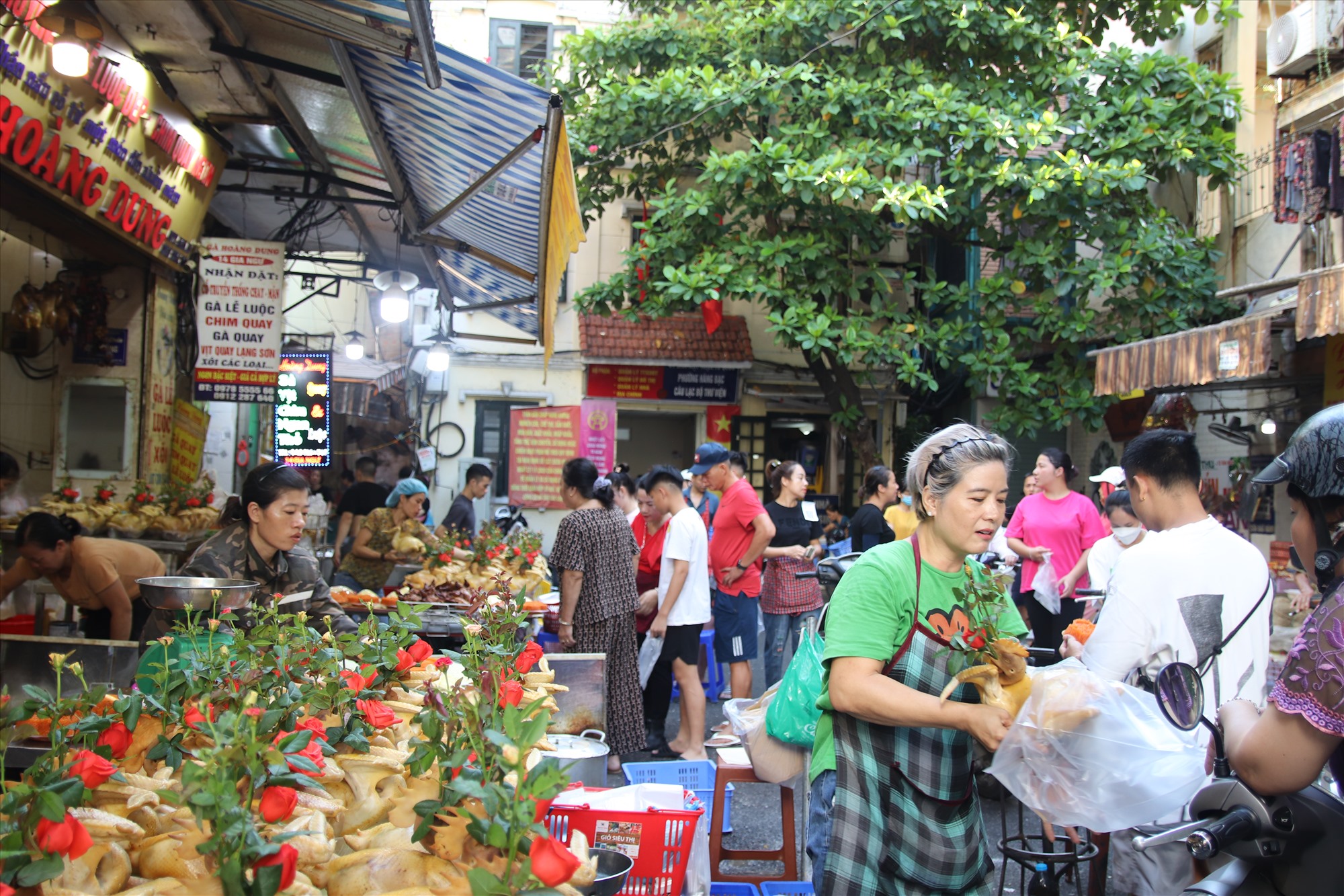 Gà ngậm hoa hồng, chim quay, xôi là những món hàng được nhiều người mua nhất trong ngày lễ Vu Lan.