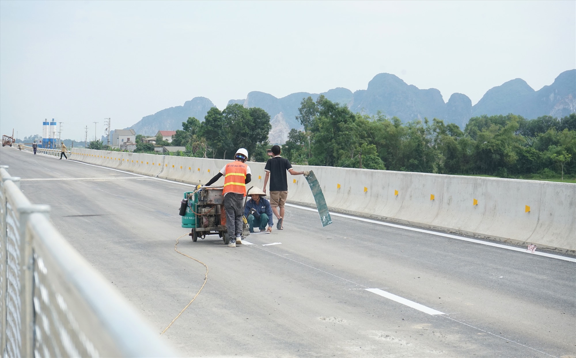Các công nhân hoàn thiện những hạng mục cuối trên tuyến cao tốc Quốc lộ 45 - Nghi Sơn. Ảnh: Quách Du