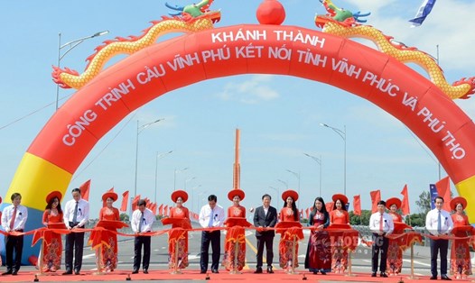 Cầu Vĩnh Phú chính thức được khánh thành sáng nay 30.8. Ảnh: Tô Công.