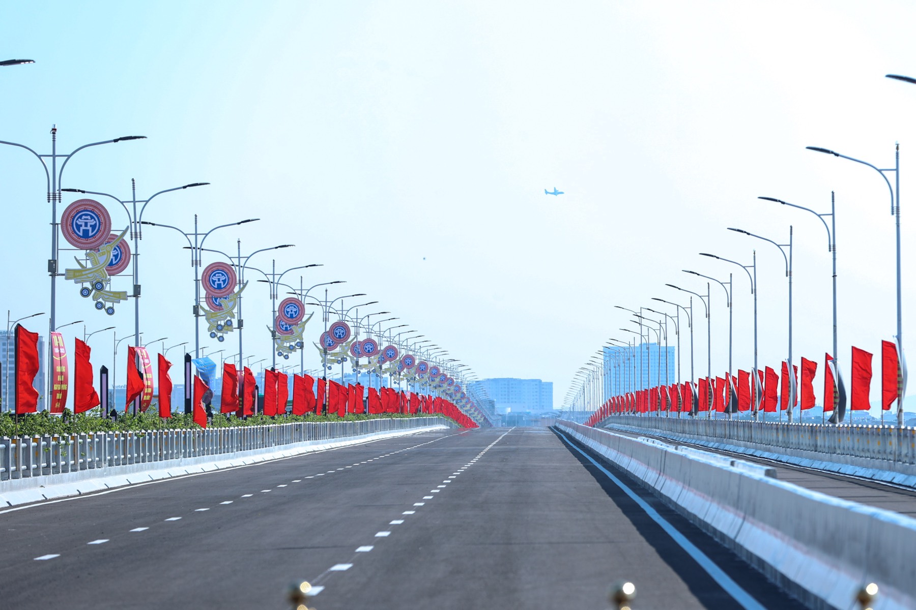 Cầu Vĩnh Tuy giai đoạn 2, dài 3,5 km, rộng 19,25 m với 4 làn xe, bao gồm 3 làn ô tô và một làn xe hỗn hợp. 