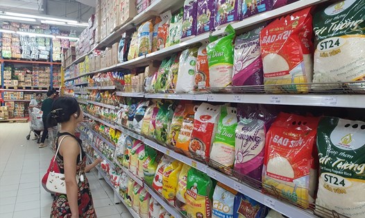 Trong bối cảnh giá gạo xuất khẩu tăng cao thì tại thị trường trong nước, các siêu thị vẫn duy trì giá bán bình ổn. Ảnh: Phan Anh