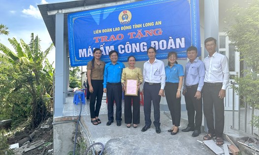 Ông Nguyễn Văn Quí - Chủ tịch LĐLĐ tỉnh Long An (thứ 2 từ trái) tham gia trao Mái ấm Công đoàn cho công đoàn viên khó khăn về nhà ở. Ảnh: BTG