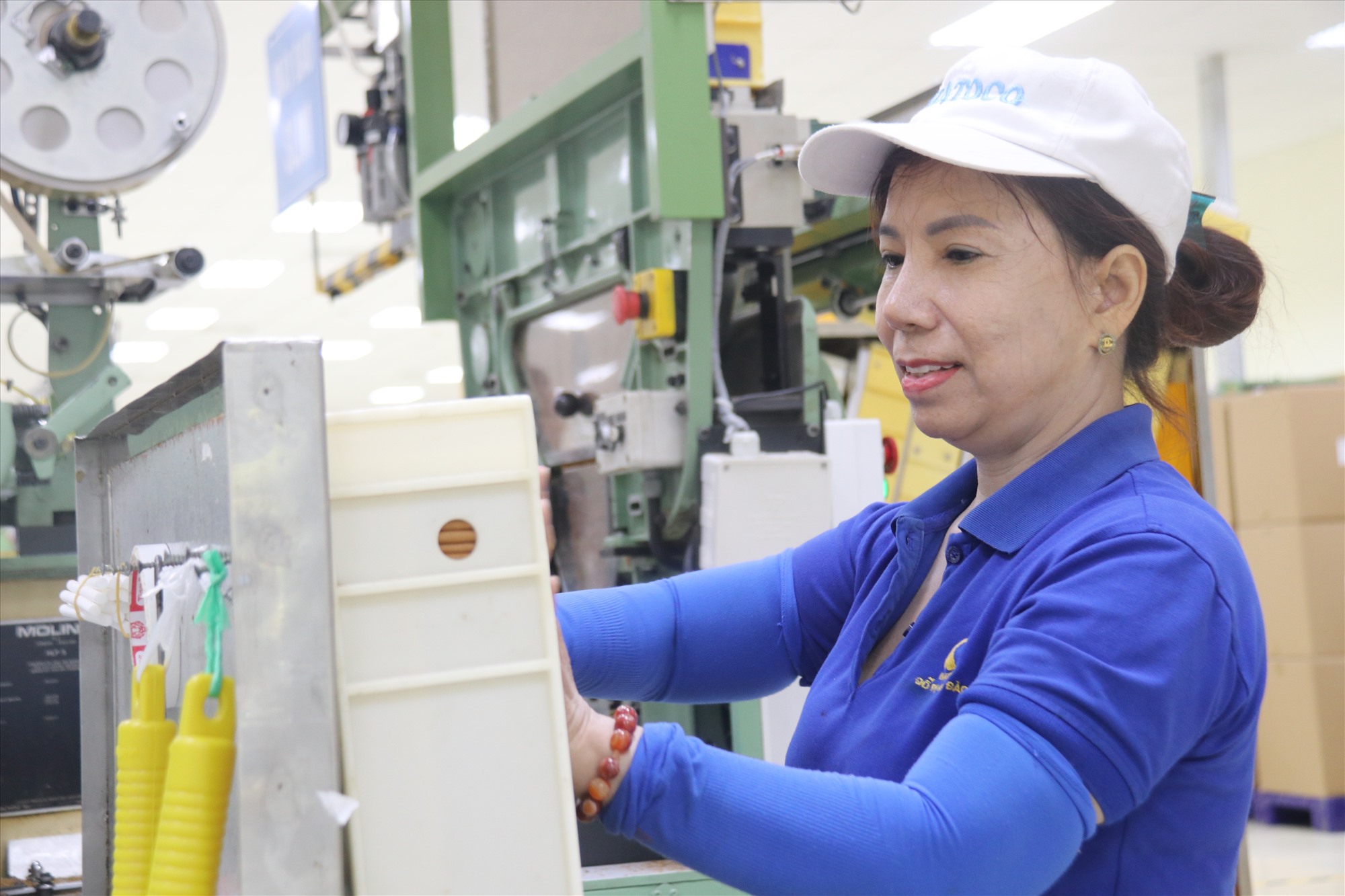 Người lao động Khatoco phấn khởi khi về nhà máy mới làm việc trong môi trường hiện đại, thoáng mát và chuyên nghiệp hơn. Ảnh: Phương Linh