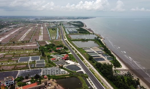 Toàn cảnh đường bộ ven biển qua Nam Định gần 2.700 tỉ đồng dần hình thành. Ảnh: Lương Hà