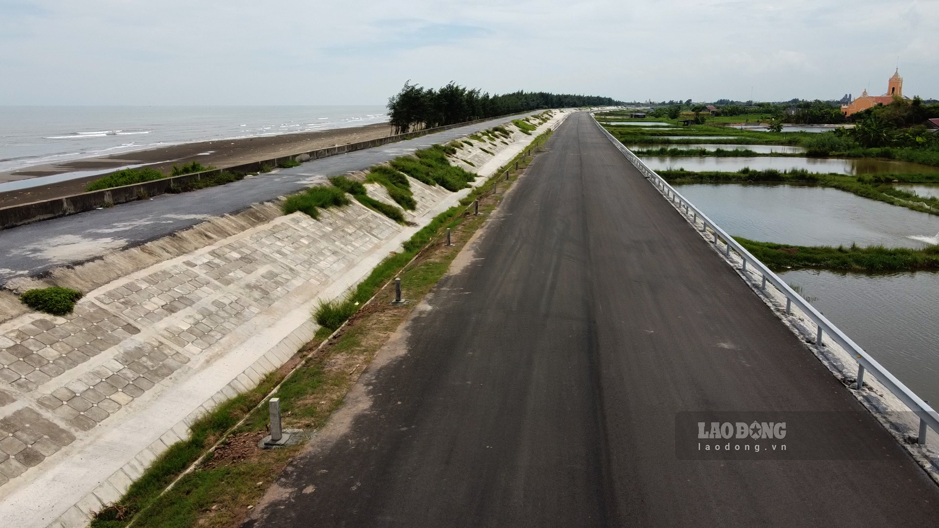 Tuyến đường bộ ven biển qua địa bàn xã Hải Đông (huyện Hải Hậu) đã cơ bản hoàn thiện.