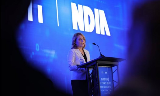 Thứ trưởng Bộ Quốc phòng Kathleen Hicks phát biểu tại hội nghị Công nghệ mới nổi của Hiệp hội Công nghiệp Quốc phòng ngày 28 tháng 8 năm 2023 tại Washington. Ảnh: NDIA/EPNAC.