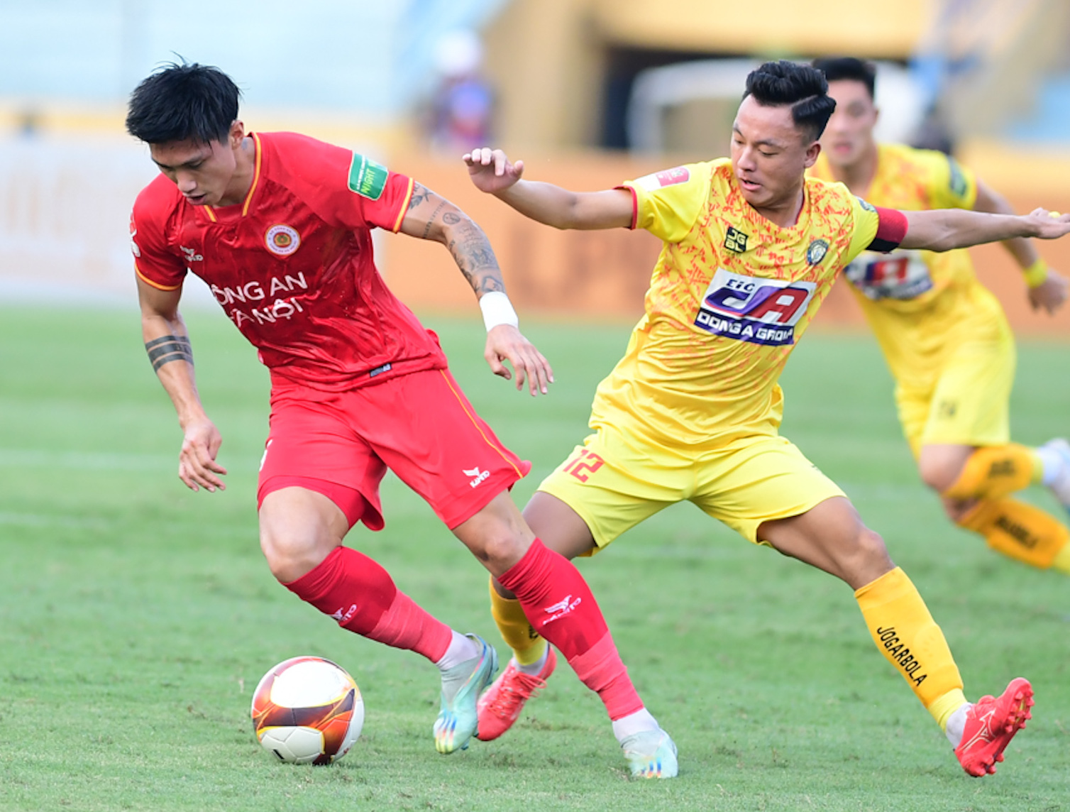 Tiền vệ Thái Sơn (bên phải) được đề cử Cầu thủ trẻ xuất sắc nhất. Ảnh: Minh Phong