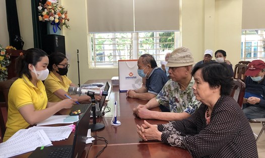 Người hưởng lương hưu nhận tiền lương hưu tháng 8.2023 tại phường Dịch Vọng Hậu, quận Cầu Giấy, Hà Nội. Ảnh: Quế Chi 