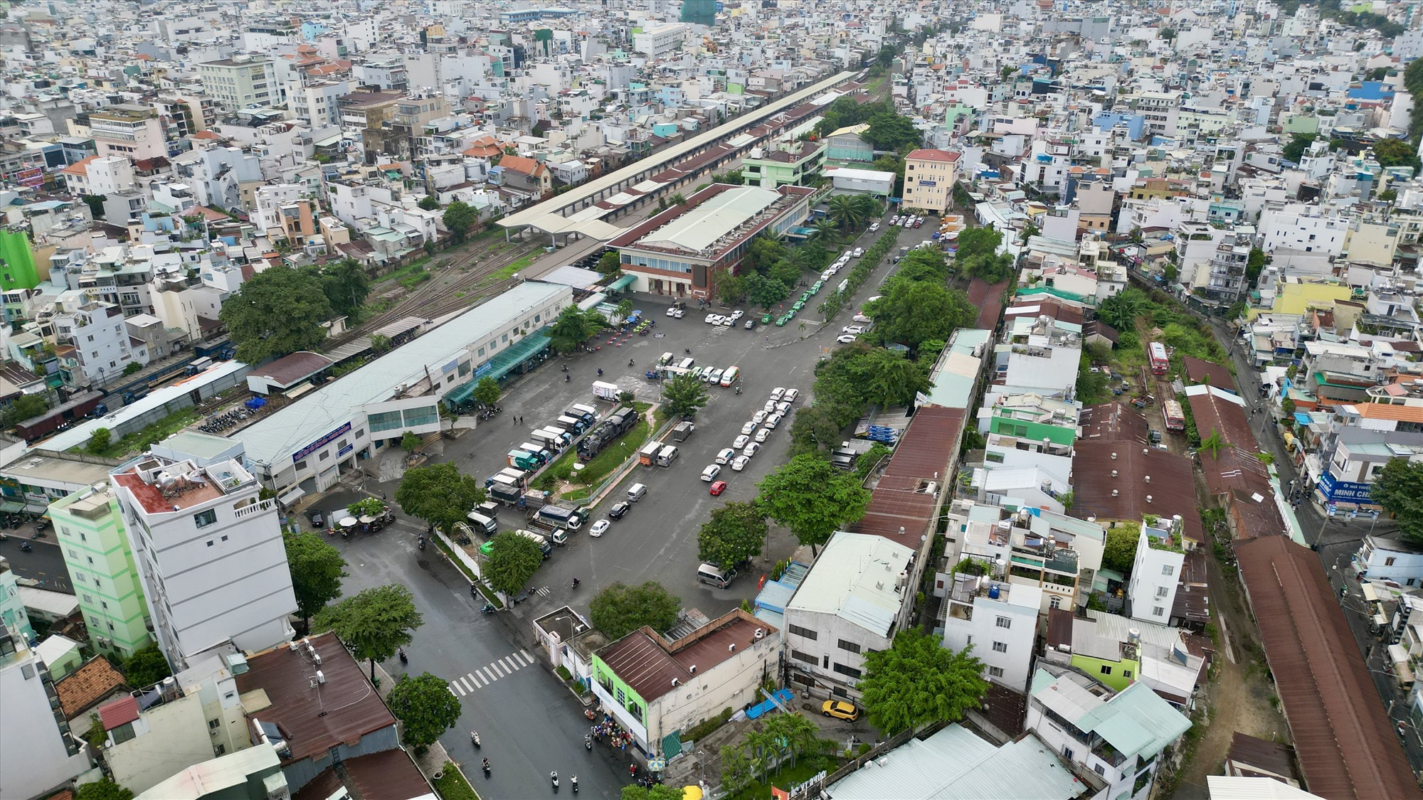 Trước đây, ga Sài Gòn gốc do Pháp xây dựng tại khu vực đường Hàm Nghi nay là Trạm trung chuyển Hàm Nghi (Quận 1), được khánh thành năm 1885. Năm 1911, người Pháp cho xây dựng ga Sài Gòn mới ở vị trí hiện nay là công viên 23/9 và bến xe buýt Sài Gòn, hoàn thành vào tháng 9.1915.