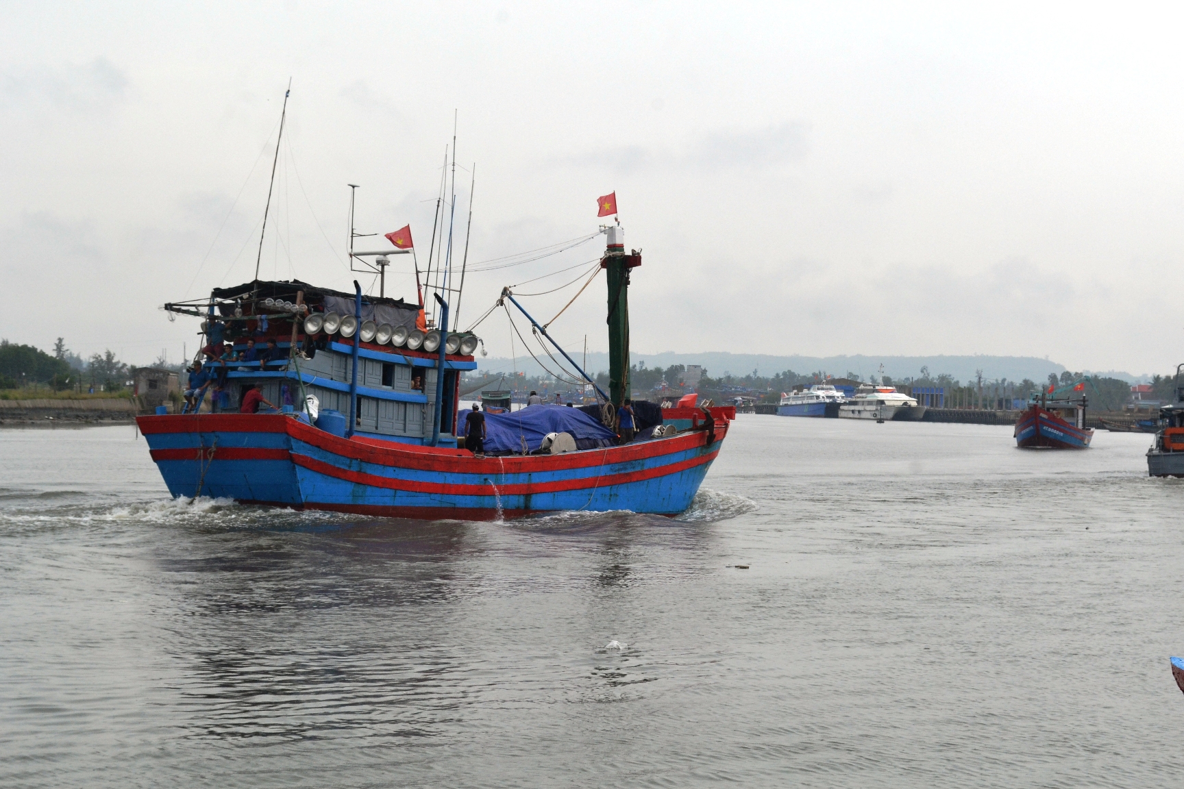 Nhiều tàu cá ở Quảng Ngãi hoạt động ngoài tỉnh không về địa phương nên khó khăn trong việc xử lý hành vi tàu cá vượt ranh giới, mất kết nối phát hiện qua hệ thống giám sát tàu cá. Ảnh: Ngọc Viên