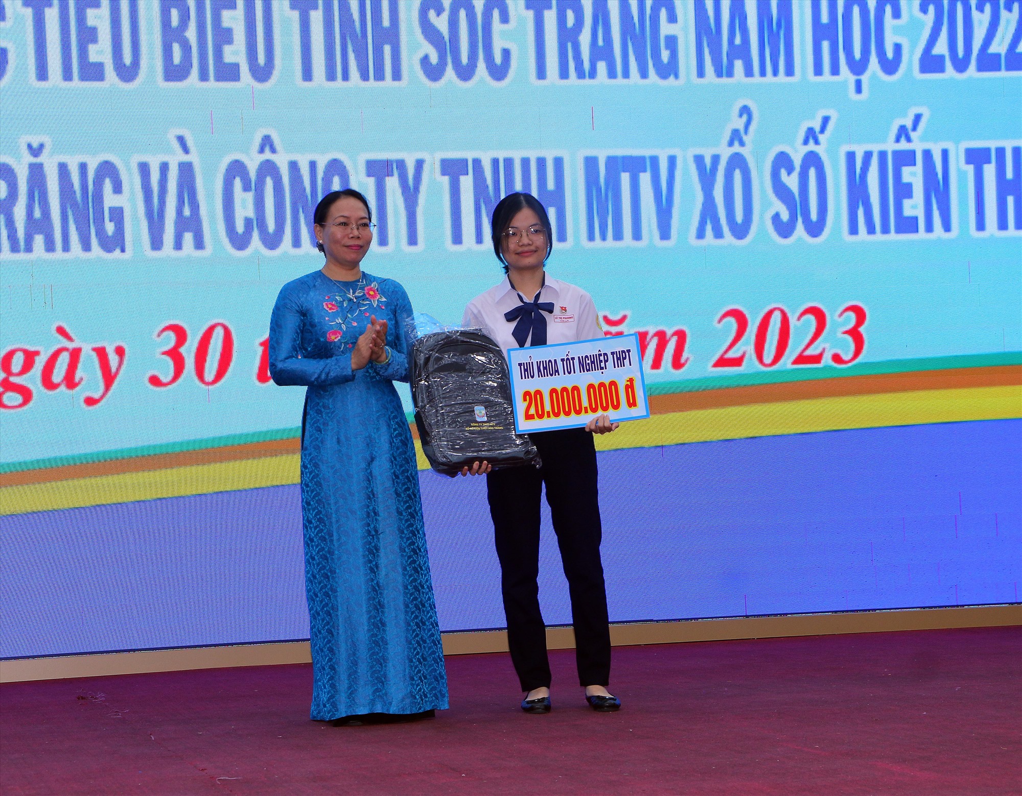 Sóc Trăng trao học bổng Lương Định Của đầu năm học 2023-2024. Ảnh: Phương Anh