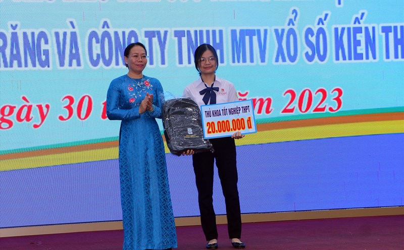 Sóc Trăng trao học bổng Lương Định Của đầu năm học 2023-2024. Ảnh: Phương Anh
