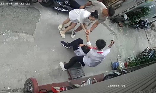 Giáo viên mầm non cùng con trai mình và một nhóm người lớn đã hành hung một học sinh cấp 2 ở xã Kim Chung, huyện Đông Anh. Ảnh chụp màn hình