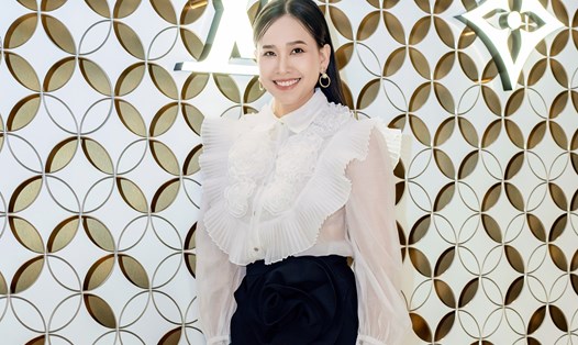 Hoa hậu Dương Mỹ Linh khoe vẻ đẹp rạng rỡ khi lên chức mẹ. Ảnh: Kanu Phan