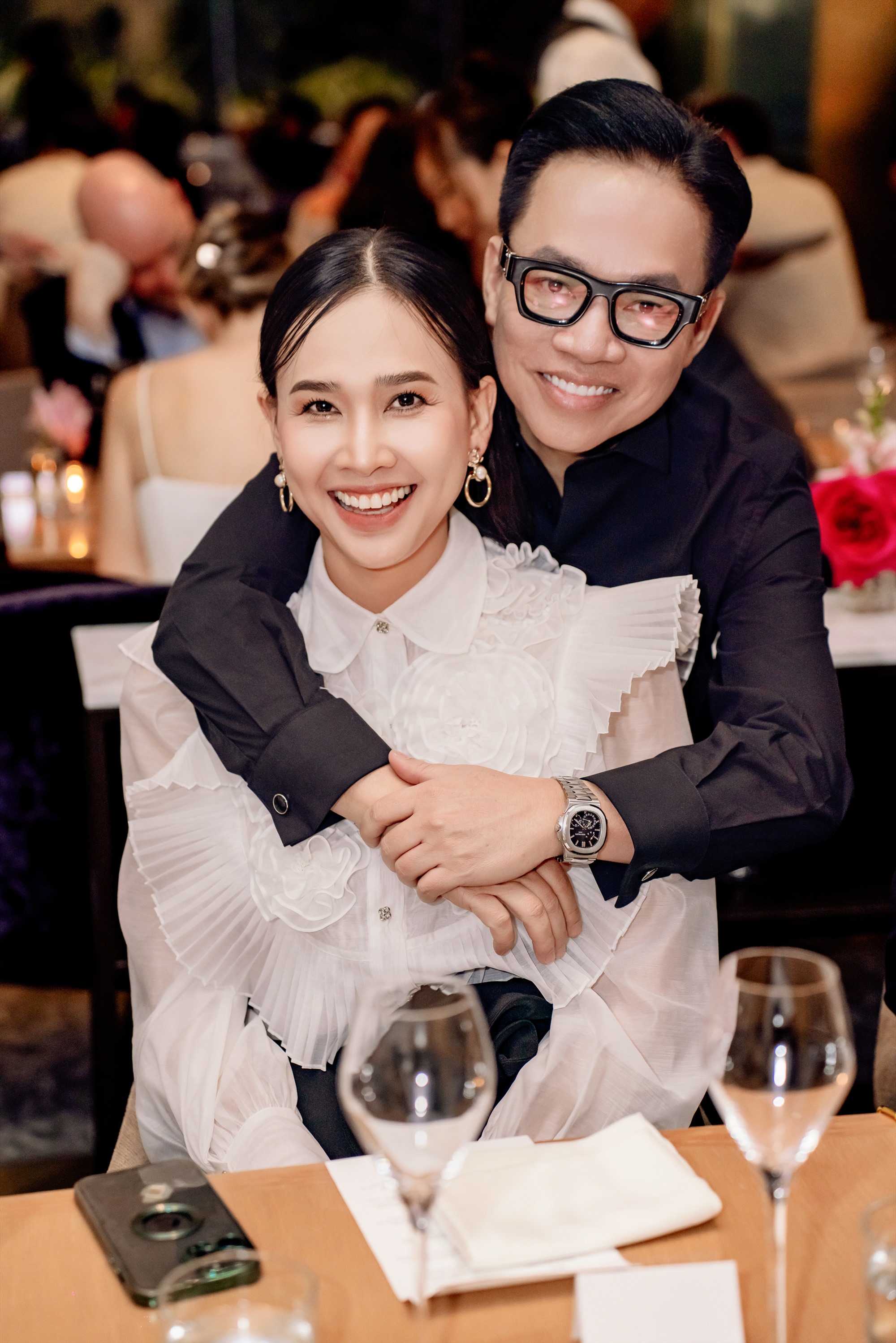 Hoa hậu Dương Mỹ Linh vui vẻ khi tái ngộ với người anh thân thiết - CEO Phạm Huy Cận tại bữa tiệc tổ chức ở Mỹ. Ảnh: Kanu Phan