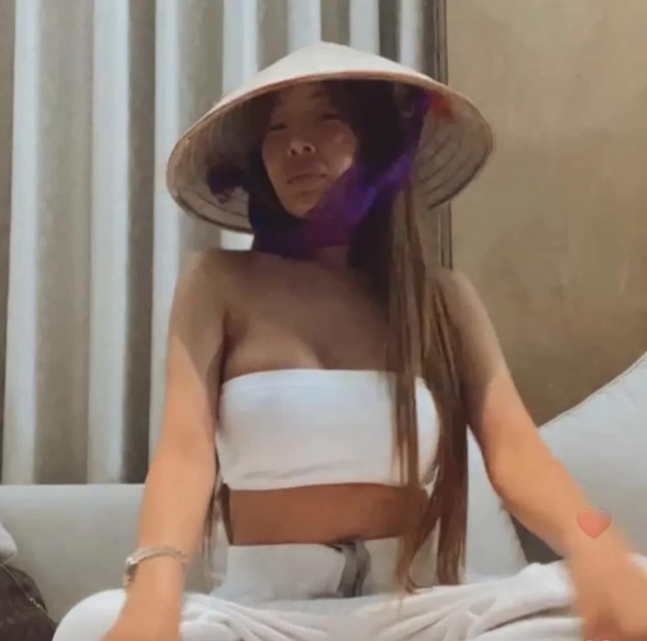 Jessi đội nón trong livestream. Ảnh: IGNV.