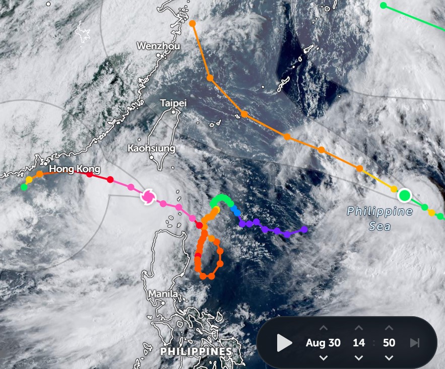 Bão Saola (trái) đang ở cấp độ siêu bão vào chiều 30.8. Ảnh: Zoom Earth