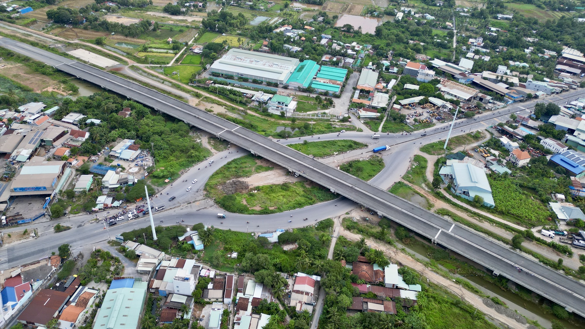 Cách đó khoảng 5 km, nút giao với quốc lộ 1A (huyện Bình Chánh, TPHCM) được thiết kế gồm cầu vượt, vòng xoay. Hiện, đường cao tốc đã hình thành nhưng đường kết nối qua đây chưa xong.
