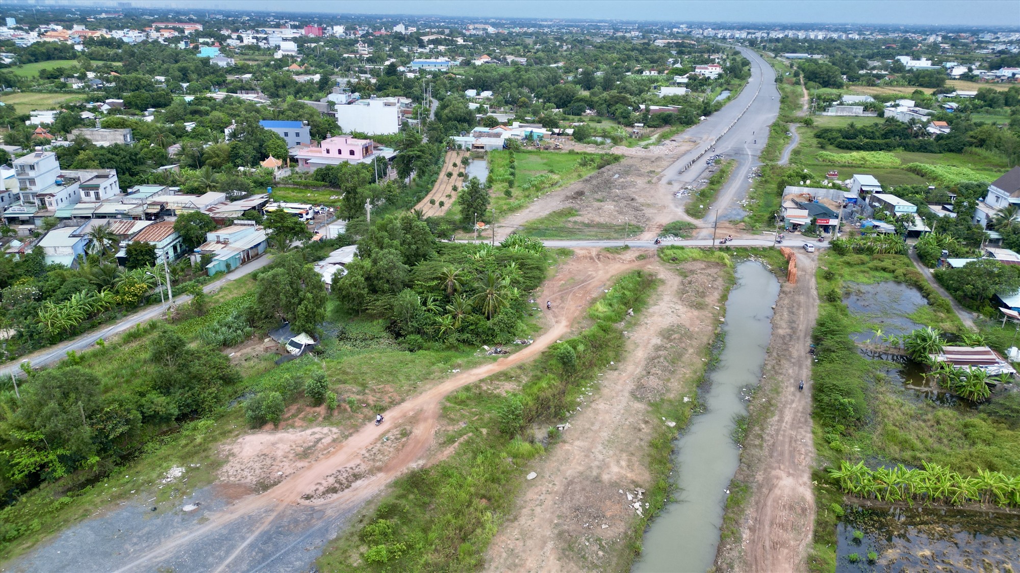 Một đoạn cao tốc khác thuộc huyện Bình Chánh vẫn nguyên hiện trạng như 4 năm trước, chưa làm xong mặt đường. Đến nay, tại các gói thầu nhánh phía tây (đoạn TP HCM – Long An) còn vướng một hộ ở huyện Bình Chánh chưa giải tỏa mặt bằng.